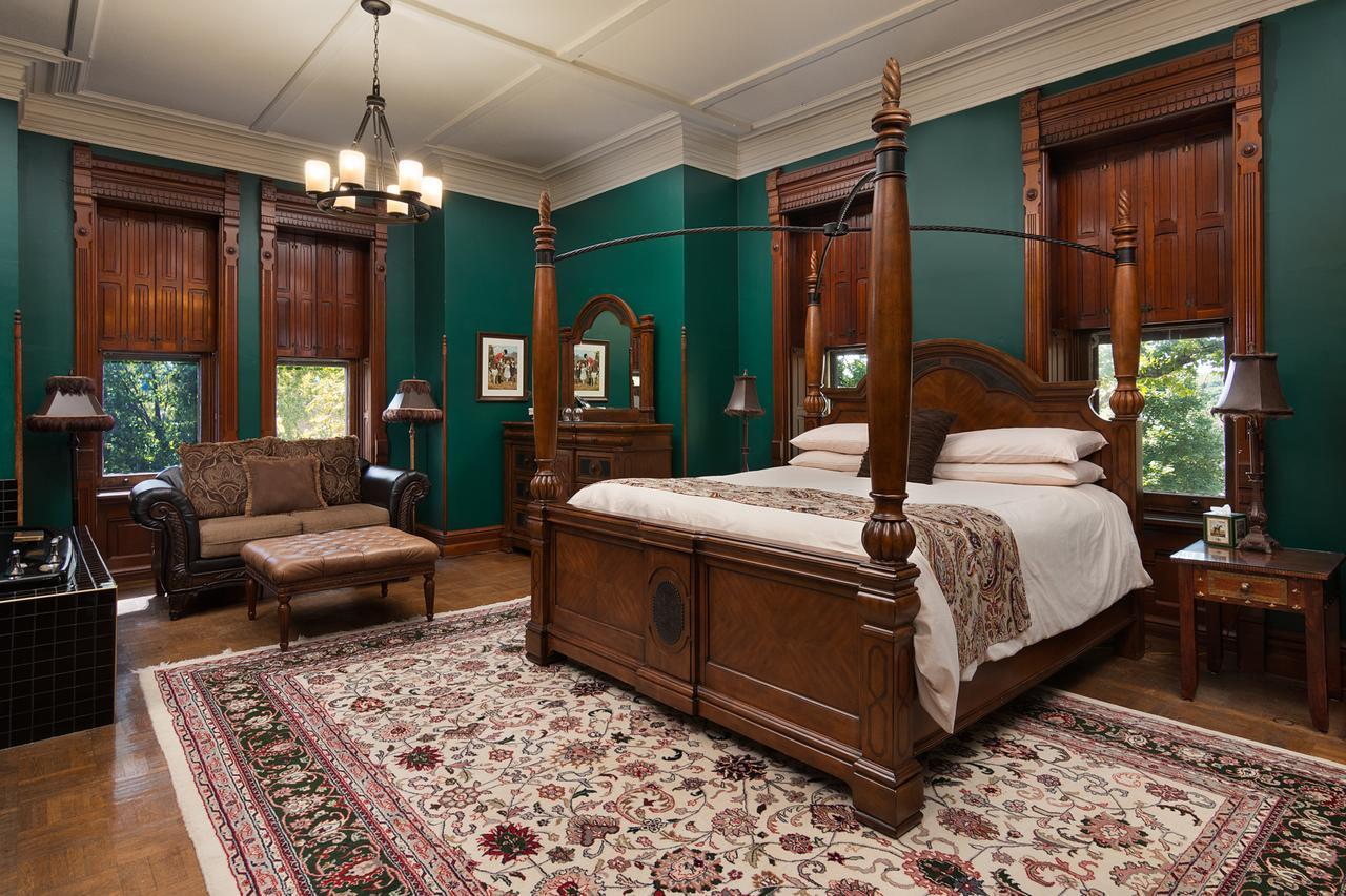 Reynolds Mansion Bed & Breakfast 2*